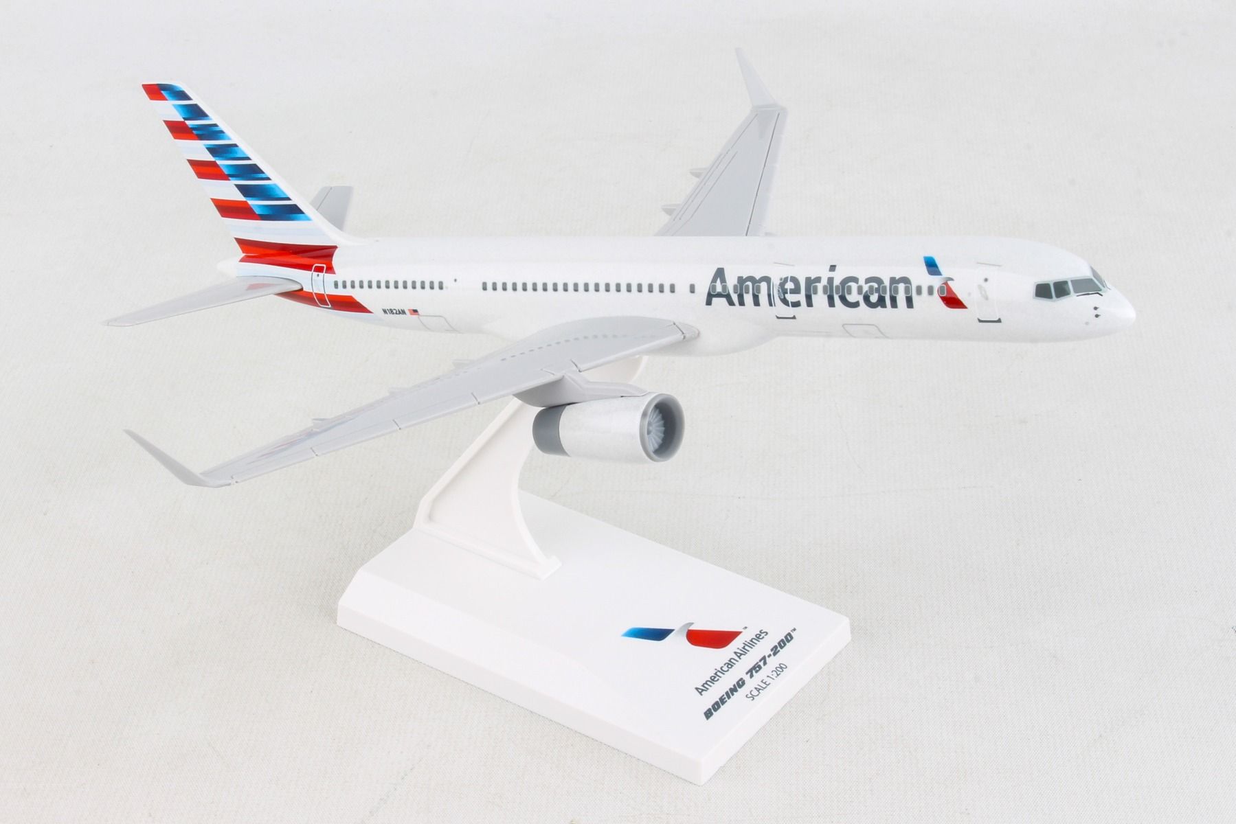 SkyMarks Flugzeugmodell American Airlines Boeing 757-200 New Livery