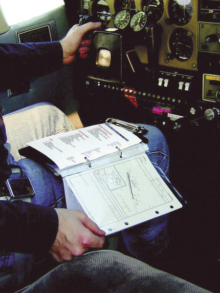 Design4Pilots Kniebrett für Piloten Profi A5 schwarz breite Klettbandhalterung